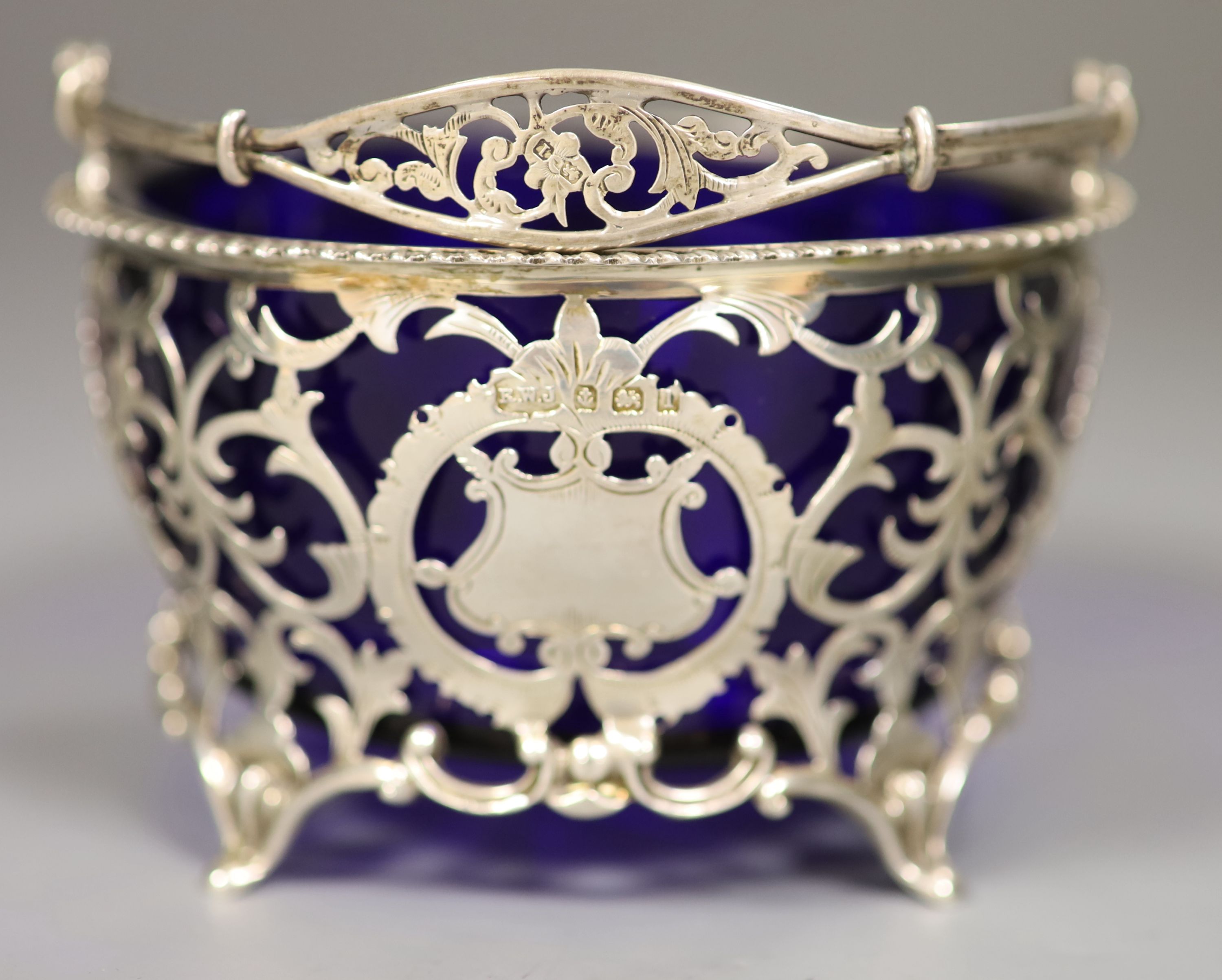 An Edwardian silver sugar basket with blue glass liner, Robert William Jay, Birmingham,1910, diameter 10.9cm,